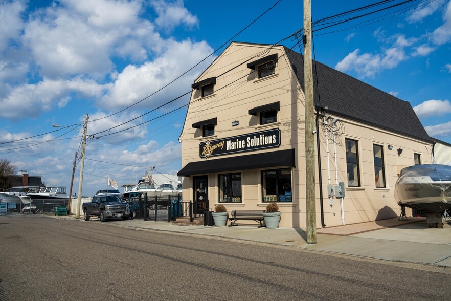 Primary Photo Of 13-19 Post Pl, Babylon Marina For Sale