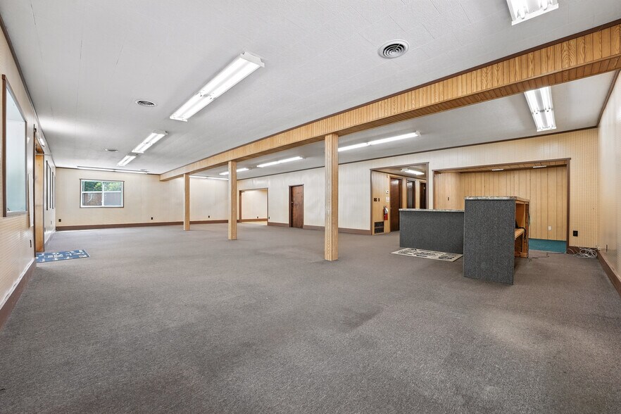 More Photos Of 4487 Sr 8, Titusville Showroom For Sale