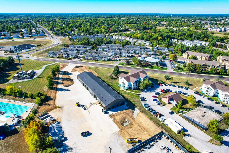 More Photos Of 3100 Old 63 S, Columbia Showroom For Sale