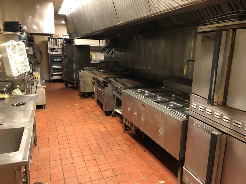 More Photos Of 2613 E Clairemont Ave, Eau Claire Restaurant For Lease