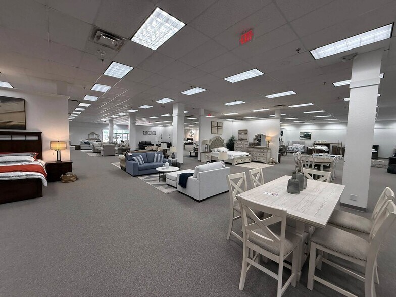 More Photos Of 1000 S Main St, Roswell Freestanding For Sale