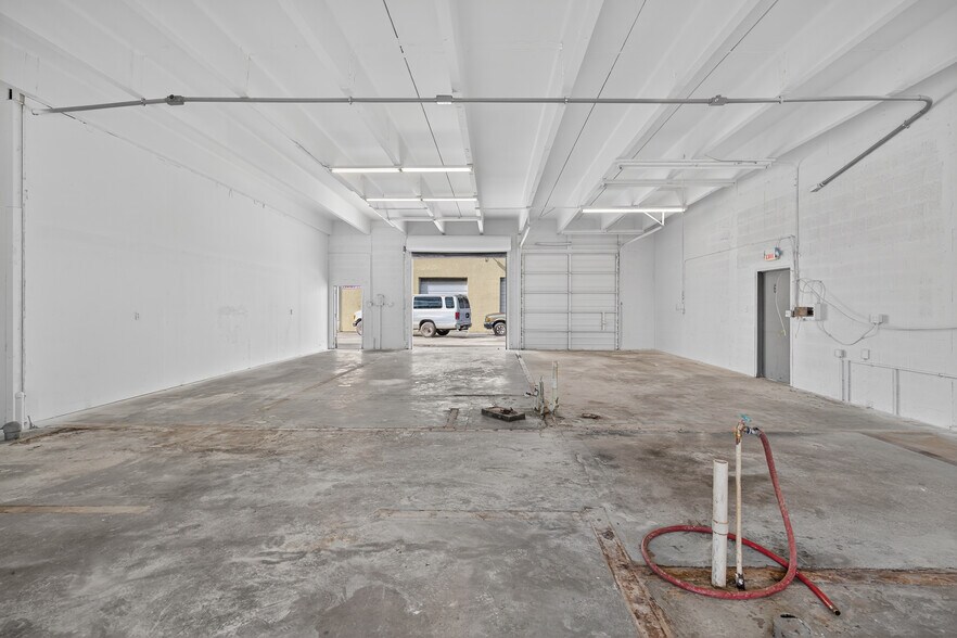 More Photos Of 1460 Cypress Dr, Jupiter Warehouse For Lease