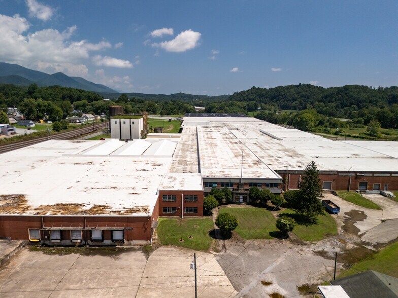 More Photos Of 144 Water st, Old Fort Warehouse For Lease