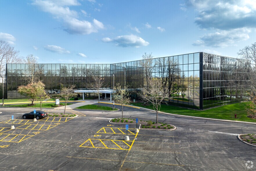 More Photos Of 2333 Waukegan Rd, Bannockburn Office For Lease