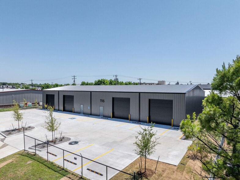 More Photos Of 116 NE 37th St, Oklahoma City Warehouse For Lease