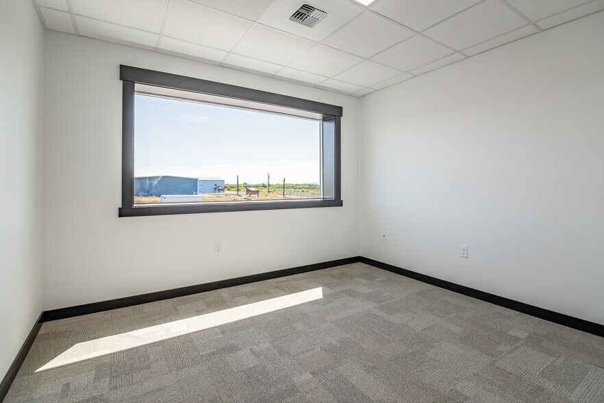 More Photos Of 1111 W Bowers Road, Ellensburg Airplane Hangar For Lease