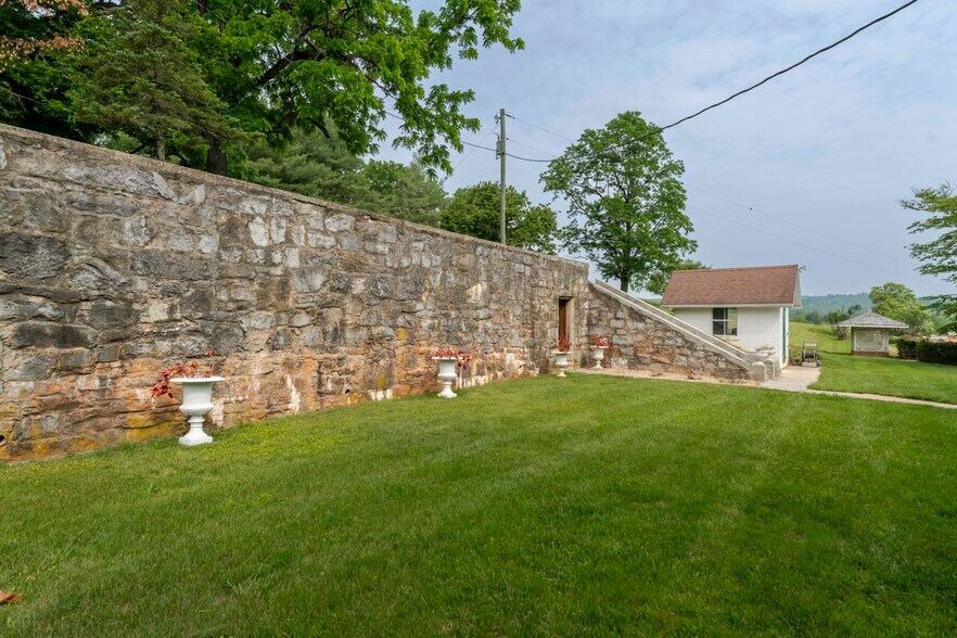 More Photos Of 610 New Hope Rd, Staunton Specialty For Sale