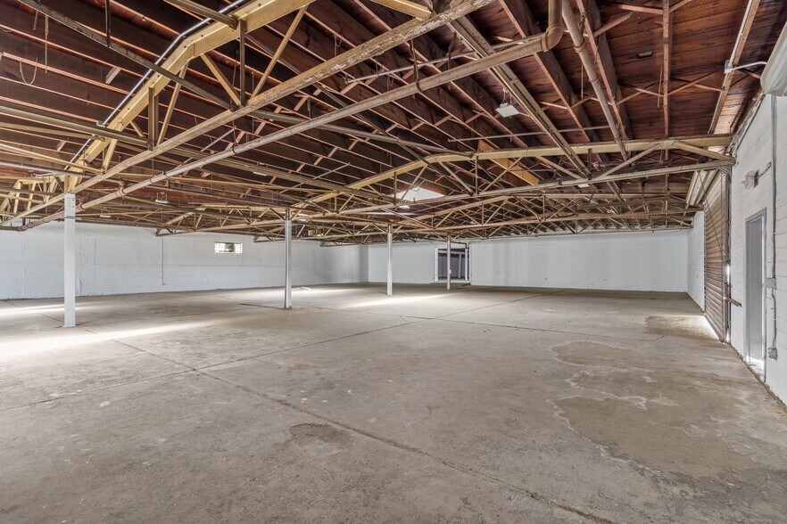 More Photos Of 5611 Clinton Dr, Houston Warehouse For Lease