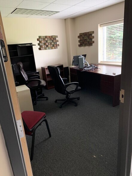 More Photos Of 997 S Riverside Dr, Clarksville Freestanding For Lease