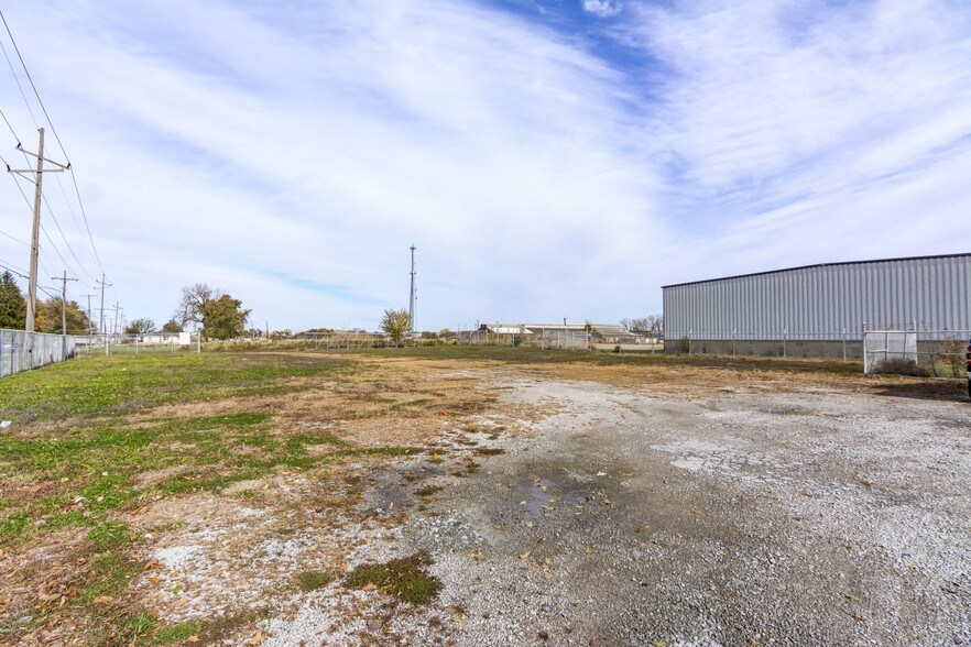 More Photos Of 2064 N Woodford St, Decatur Warehouse For Lease