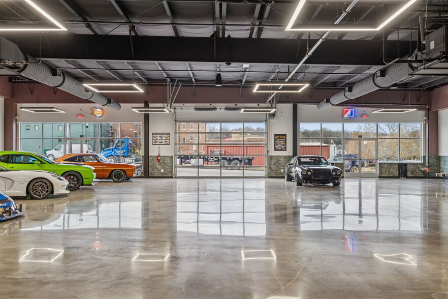 More Photos Of 702 Woodland St, Columbia Showroom For Sale