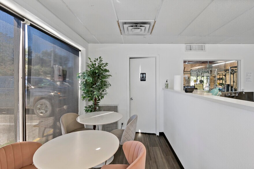 More Photos Of 410 W Carson St, Bryan Auto Repair For Sale