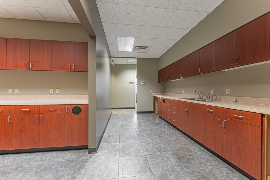 More Photos Of 3550 W Robinson St, Norman Bank For Lease