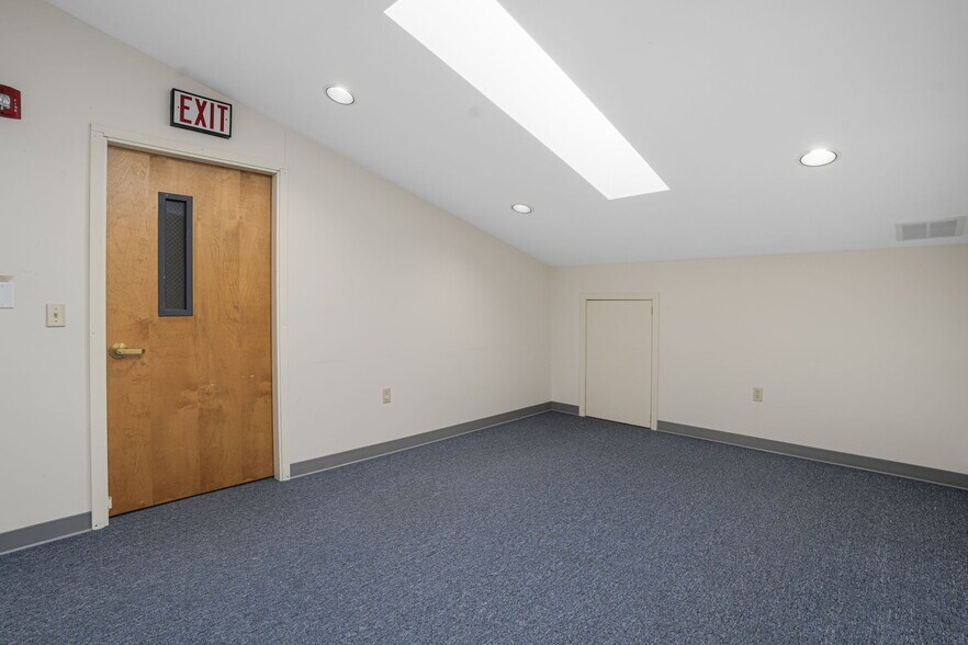 More Photos Of 24 Salt Pond Rd, Wakefield Medical For Sale