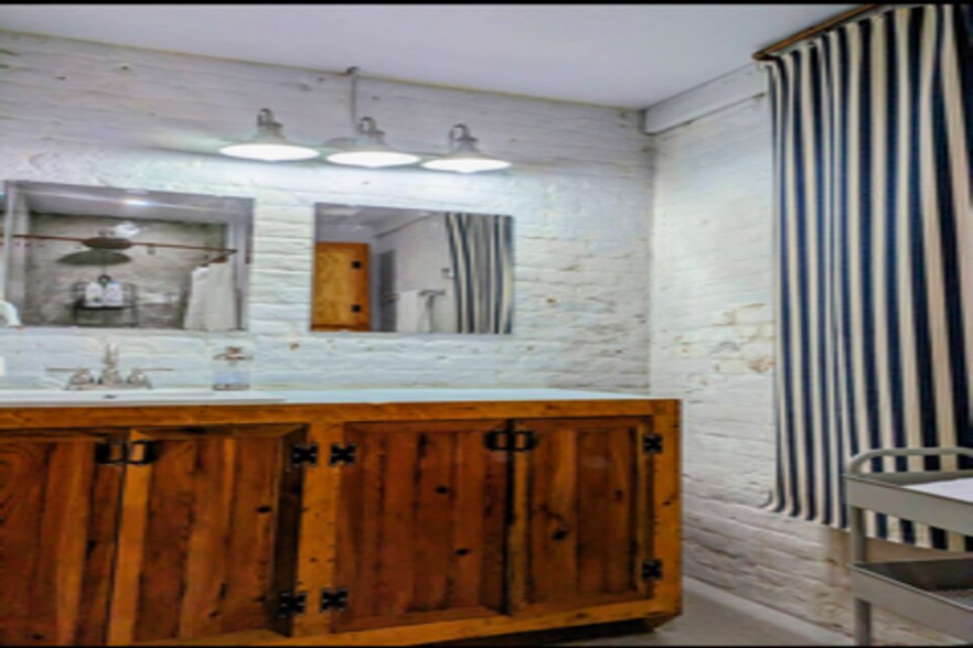 More Photos Of 828 E 15th St, Brownsville Office For Sale