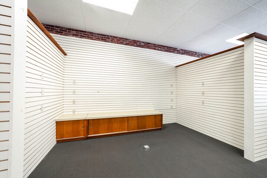 More Photos Of 500 W Reed St, Moberly Storefront For Lease