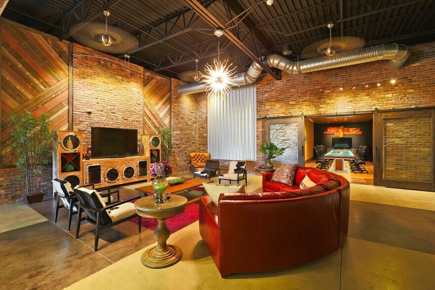 More Photos Of 170 N Perry Rd, Plainfield Freestanding For Lease