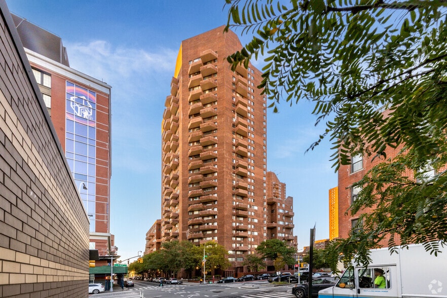 More Photos Of 2120 1st Ave, New York Apartments For Lease