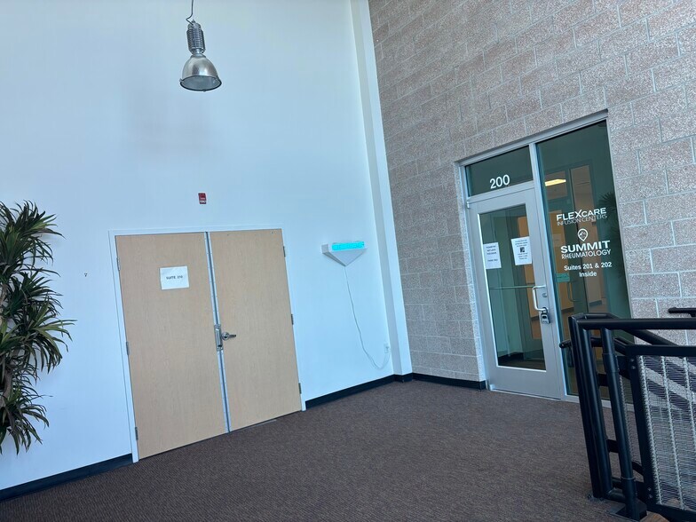 More Photos Of 991 Southpark Dr, Littleton Medical For Lease