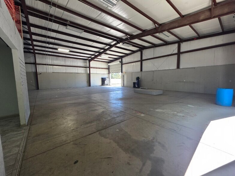 More Photos Of 500 Delano Dr, Oakdale Showroom For Lease