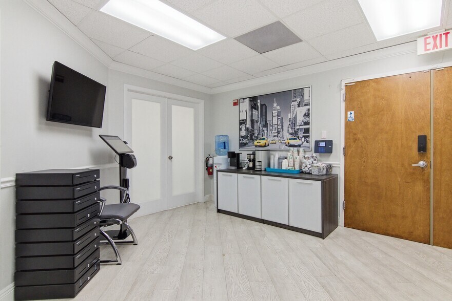 More Photos Of 1640 W Oakland Park Blvd, Fort Lauderdale Office For Sale