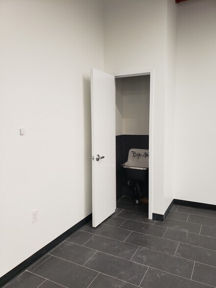 More Photos Of 526 Broadway, Newark General Retail For Sale