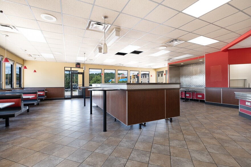 More Photos Of 101 W Lind St, Mankato Fast Food For Lease