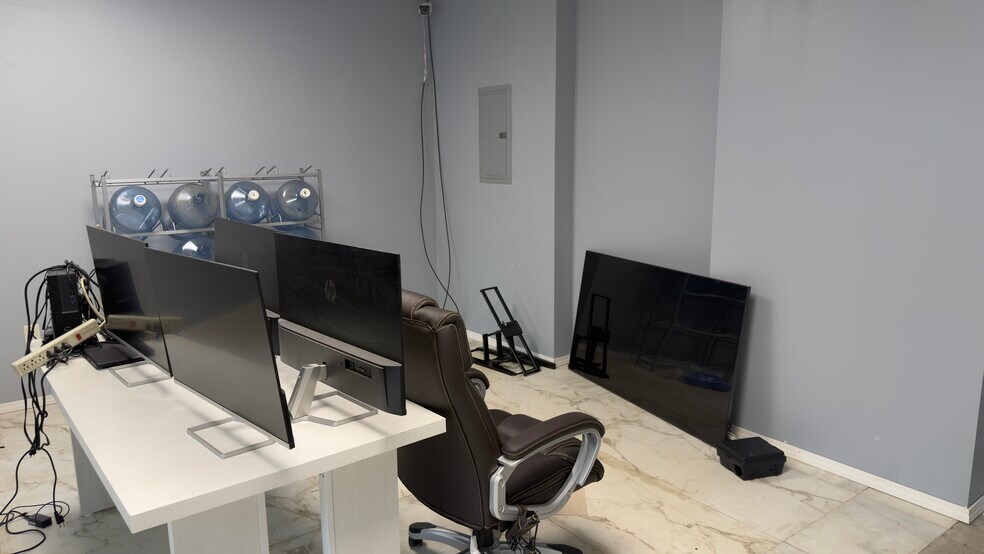 More Photos Of 2800 Delano St, Pensacola Warehouse For Lease