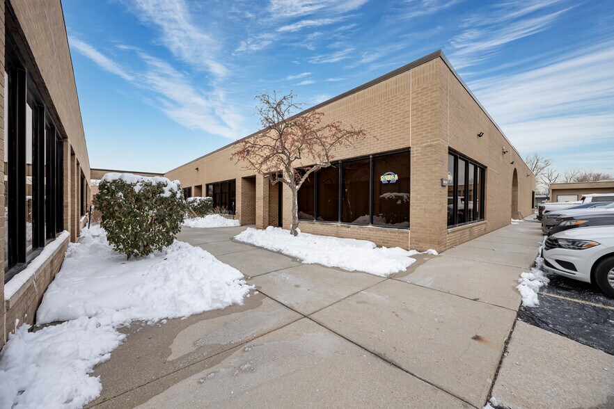 More Photos Of 304 Howard Ave, Des Plaines Light Distribution For Sale