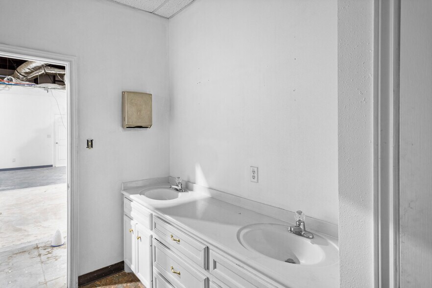 More Photos Of 1504 S Frazier St, Conroe Light Distribution For Lease