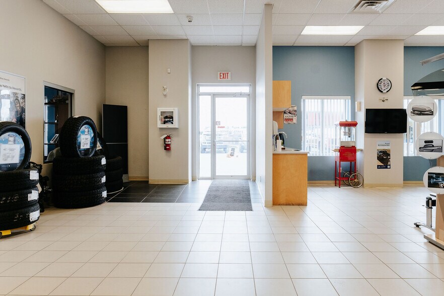 More Photos Of 105 Laurell Rd, Gander Showroom For Sale
