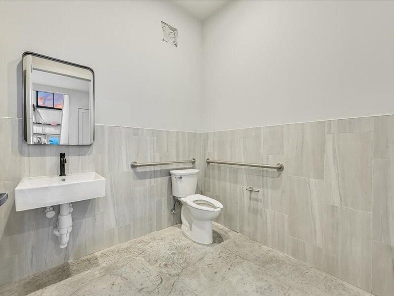 More Photos Of 15210 Fitzhugh Rd, Austin Light Distribution For Lease