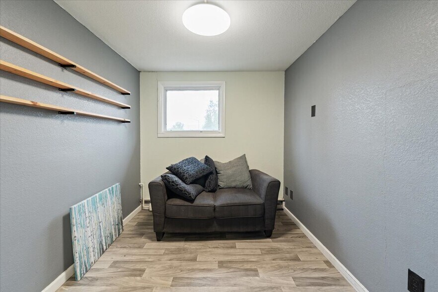 More Photos Of 1019 College Rd, Fairbanks Flex For Sale