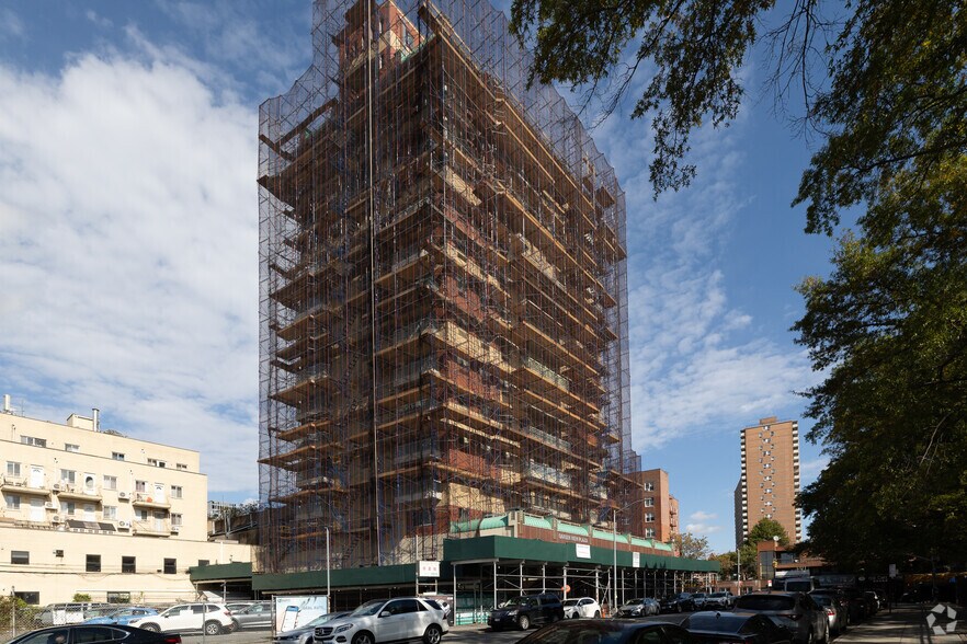 More Photos Of 43-18 Main St, Flushing Apartments For Lease