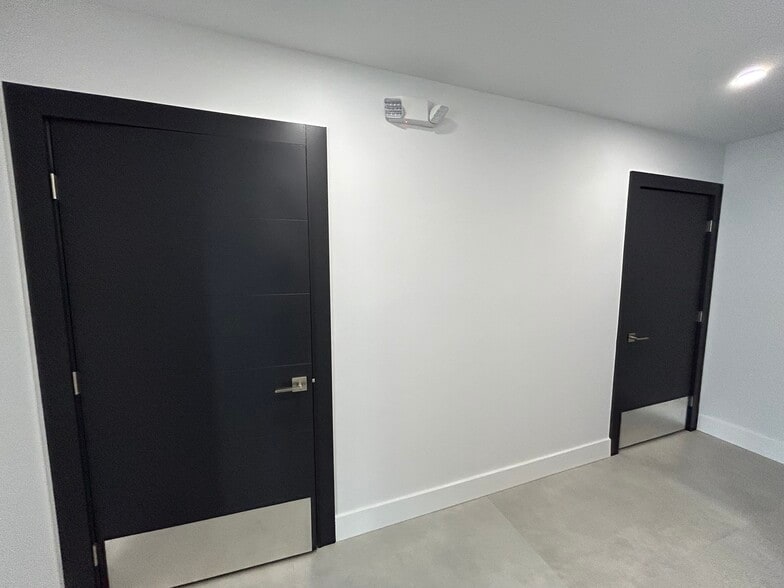 More Photos Of 2100 E Commercial Blvd, Fort Lauderdale Storefront Retail Office For Lease