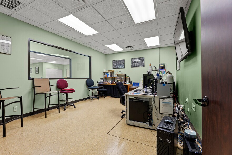 More Photos Of 1271 Rayford Bnd, Spring Light Manufacturing For Sale