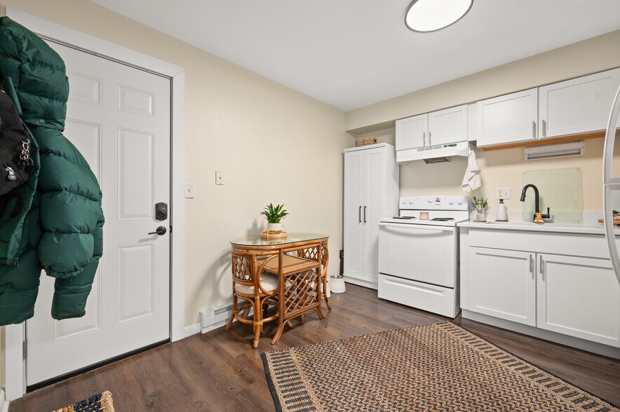 More Photos Of 1066 S Cross St, Sycamore Apartments For Sale