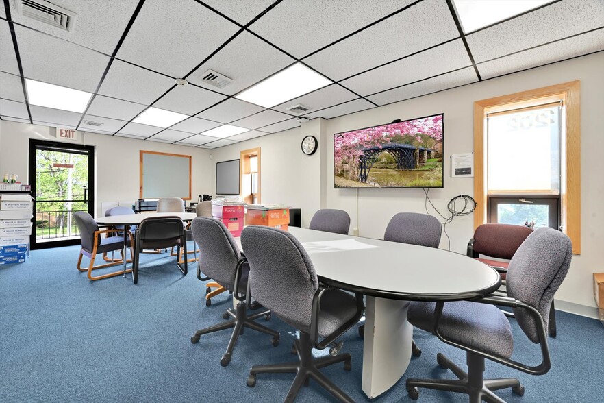 More Photos Of 2014 Laubach Ave, Northampton Office For Sale