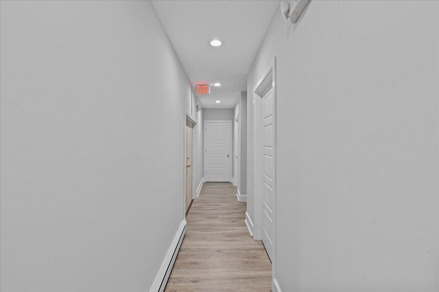 More Photos Of 13 N Main St, East Hampton Showroom For Sale