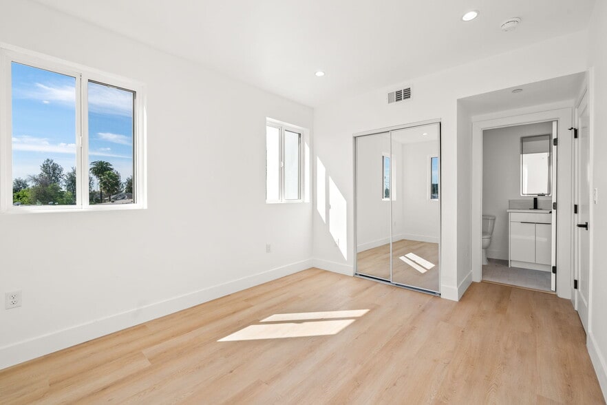 More Photos Of 1933 Magnolia Ave, Los Angeles Apartments For Sale