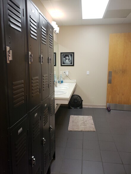 More Photos Of 7840 Roswell Rd, Sandy Springs Office For Sale