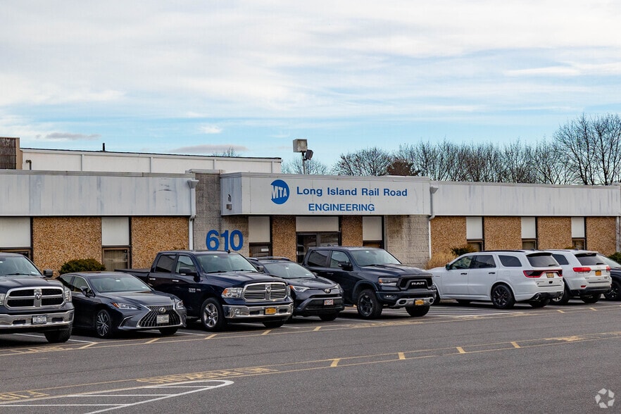 Primary Photo Of 610 Hicksville Rd, Bethpage Warehouse For Lease
