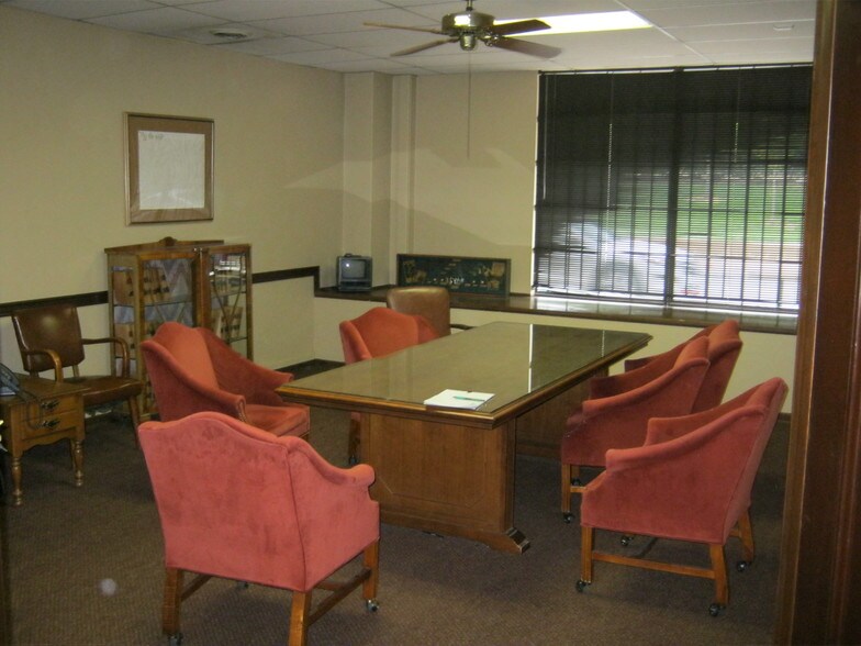 More Photos Of 922 Oak St, Kansas City Office For Sale