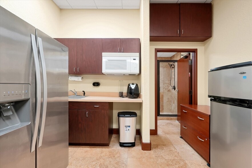 More Photos Of 8810 Commodity Cir, Orlando Showroom For Lease