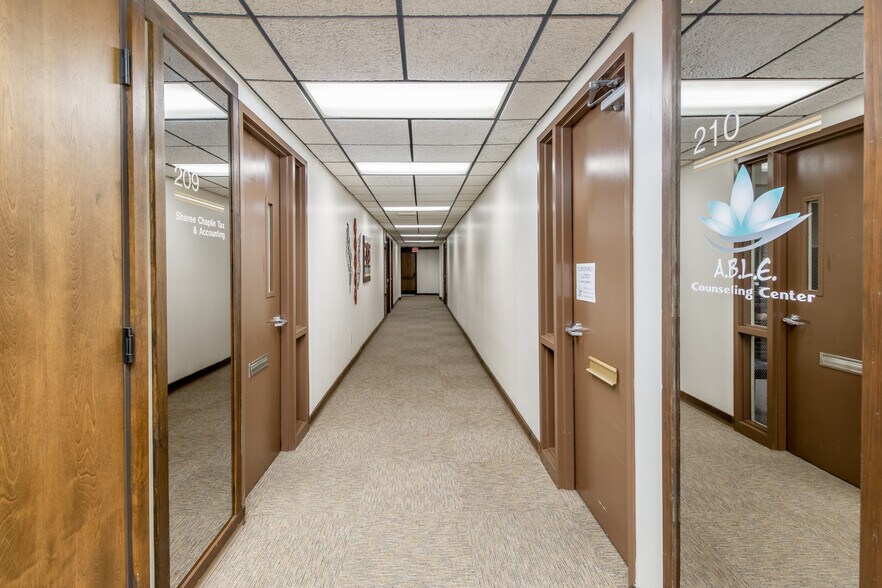 More Photos Of 1900 N Amidon St, Wichita Office For Sale