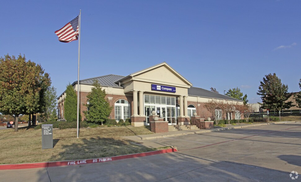 More Photos Of 921 W Lamar Blvd, Arlington Bank For Sale