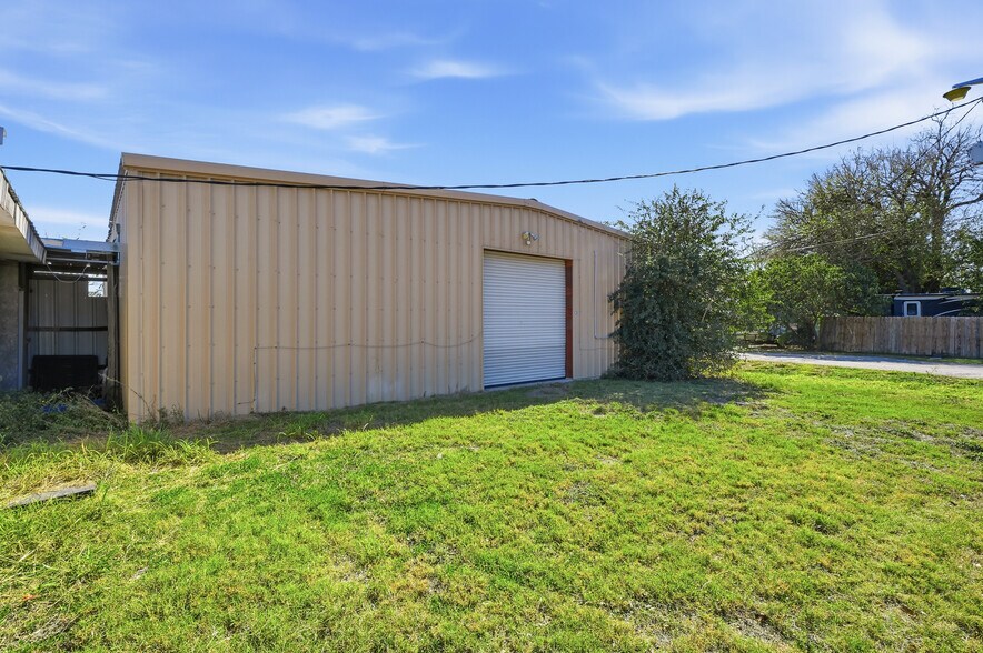 More Photos Of 102 & 106 Wood ave, Woodsboro Storefront For Sale