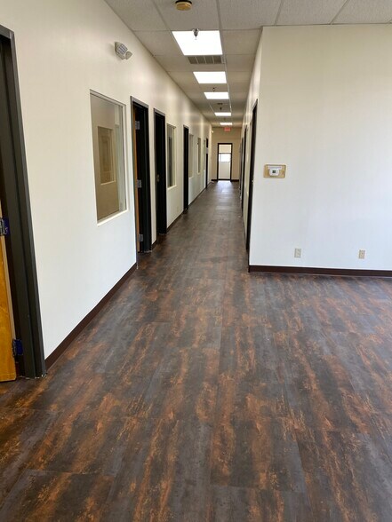 More Photos Of 1041 Pearl St, Brockton Showroom For Lease