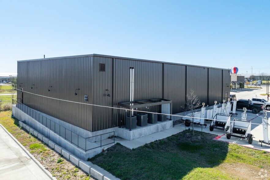 More Photos Of 2609 S Interstate 35, San Marcos Warehouse For Lease