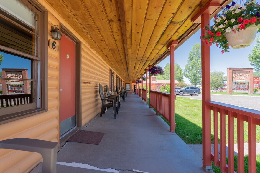 More Photos Of 1624 E Main St, Montrose Hotel For Sale